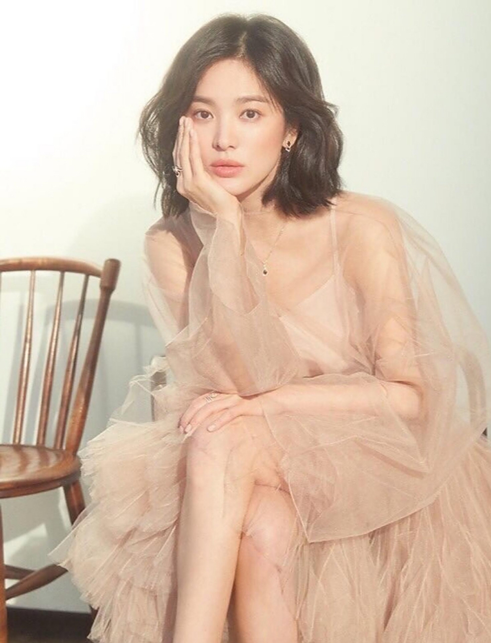 美女姐姐宋慧乔穿着淡蓝色长裙参加活动,气质优雅,状态好美