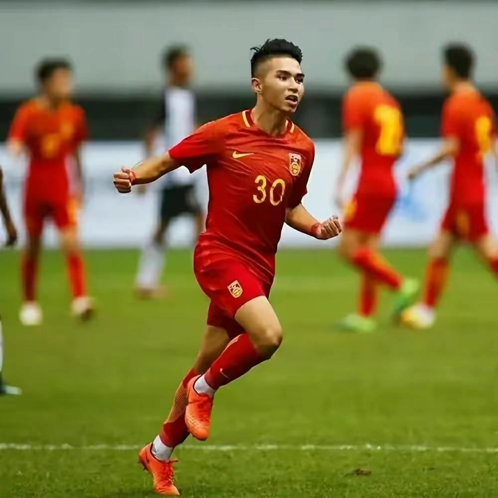 被裁判黑球后,国青队两名"新疆球员"进球,孙继海成最大功臣