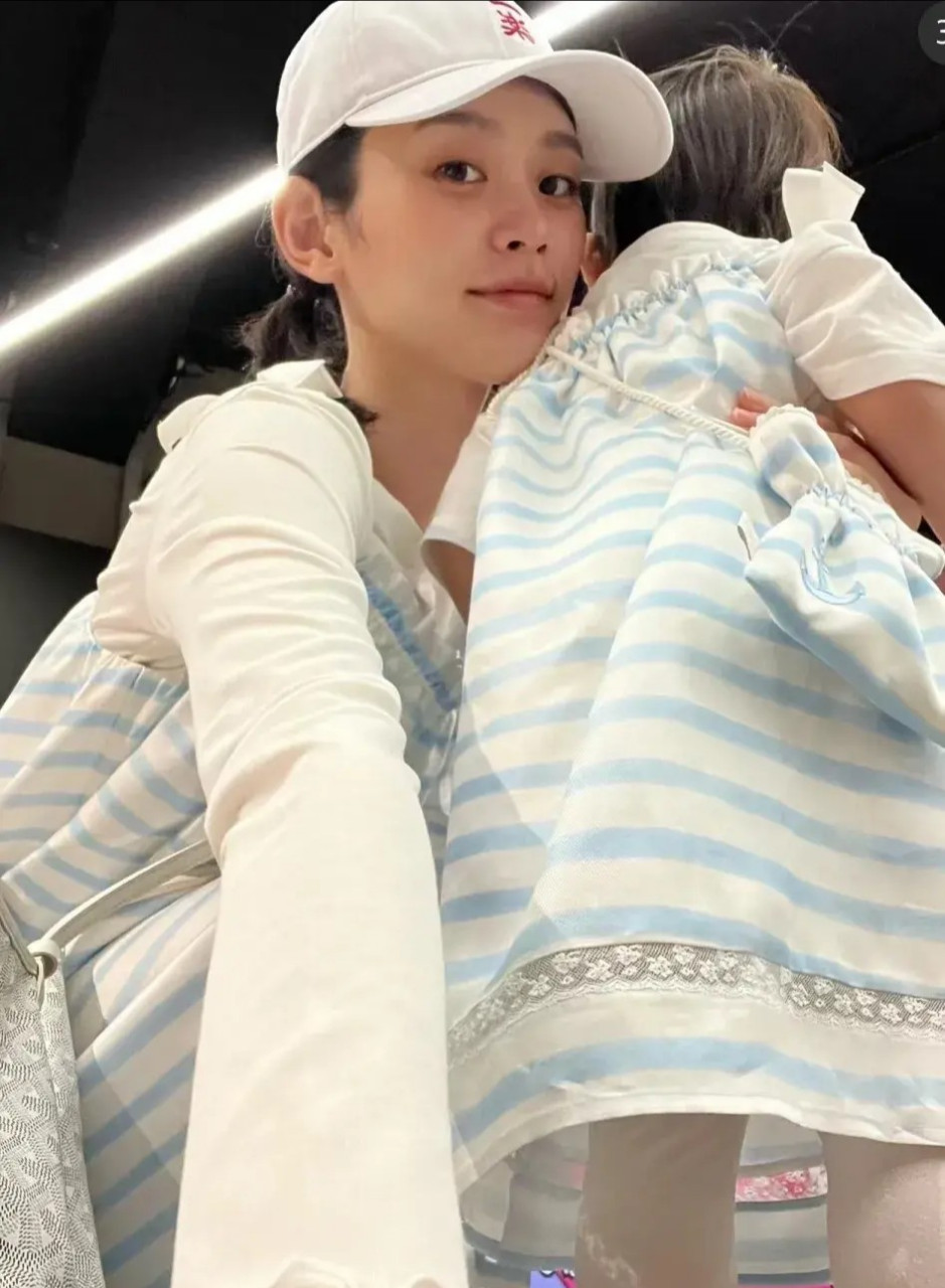 奚梦瑶和1岁半二胎女儿出门,素颜太秀气像姐姐,她准备了很多亲子装