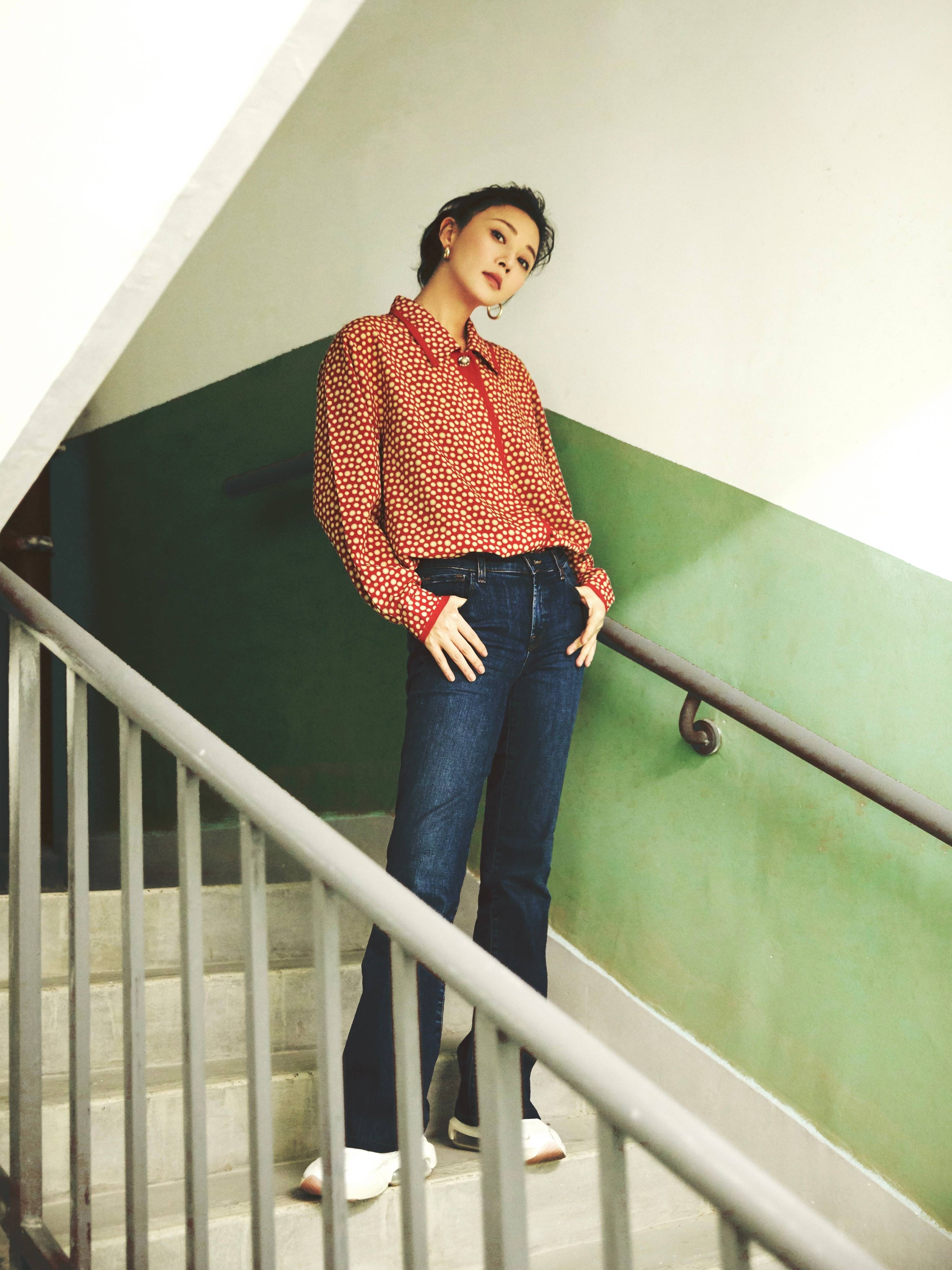 殷桃坐洗衣机上拍大片!真空穿牛仔装打造下衣失踪,纯欲风太撩人