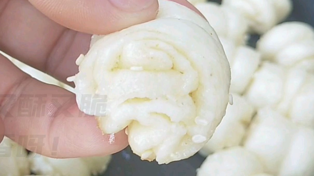 面粉不要只做包子馒头,做成袖珍花卷,往锅里一放,出锅又香又脆