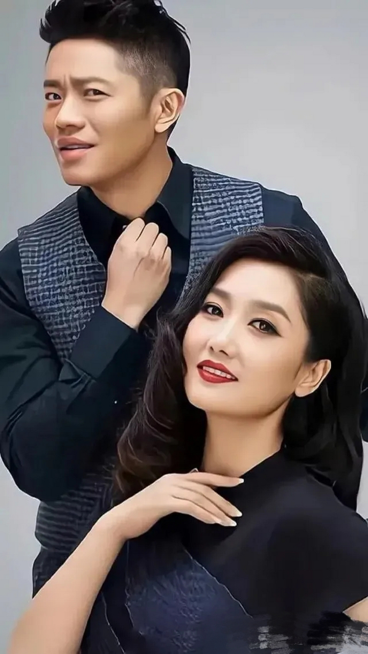 2011年3月,凤凰传奇icon主唱杨魏玲花icon,与相恋7年的男友徐明朝icon