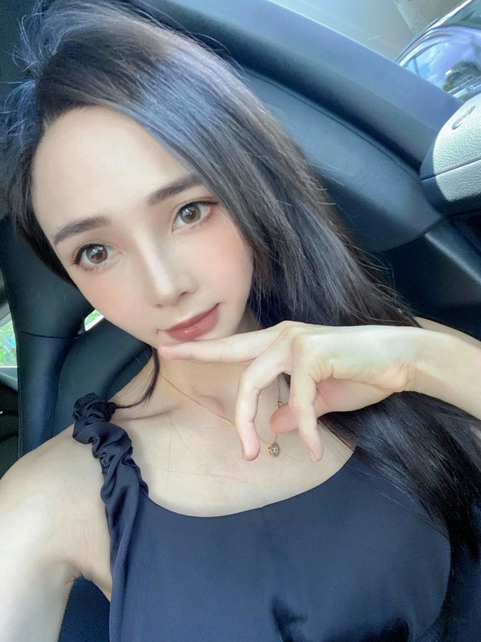 车内空间有限,先来一组小姐姐大头照,其实人漂亮在哪儿拍都很好看