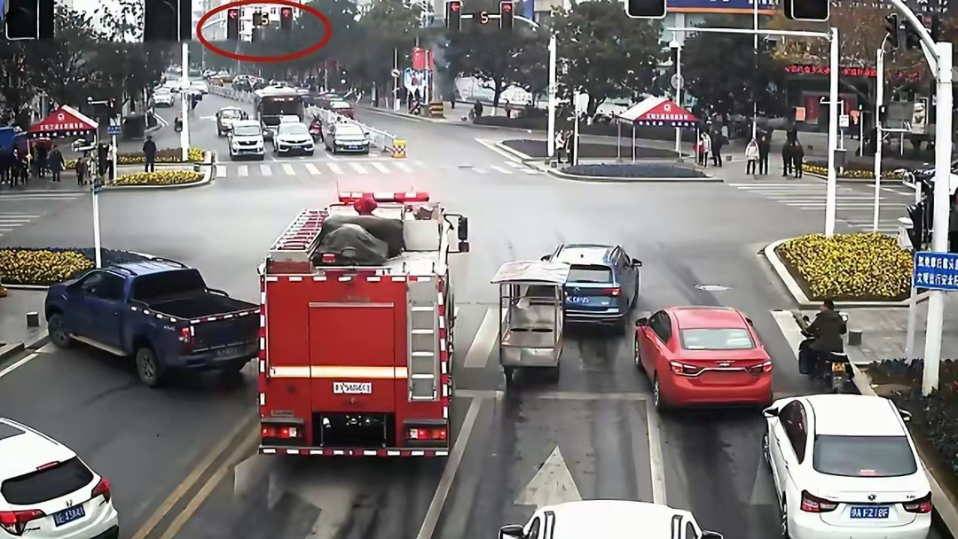 给"消防车"让道被扣了6分,车主申诉遭拒绝,交警:没罚错