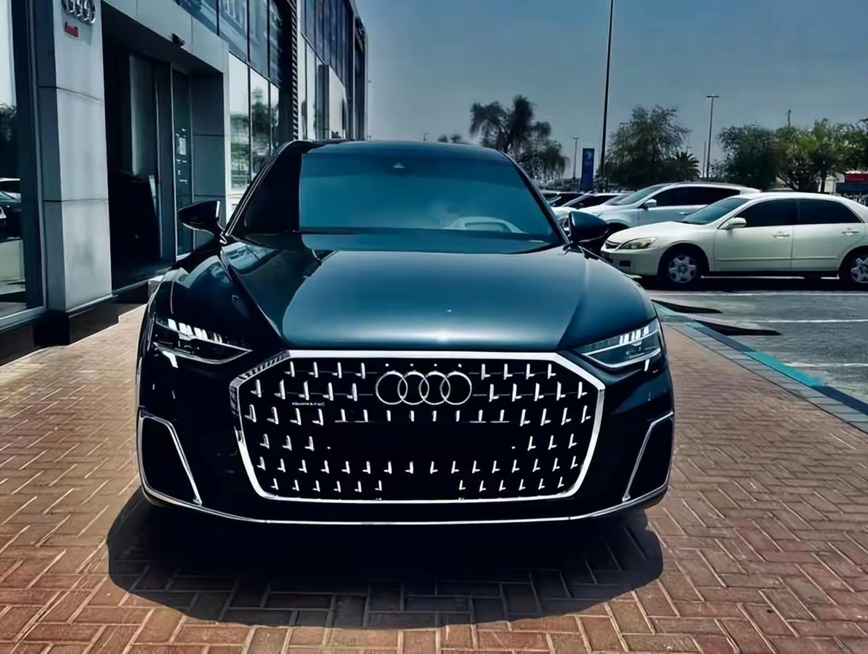 汽车# 新款奥迪a8海外到店,图片中的车型是更加有豪华气质的版本