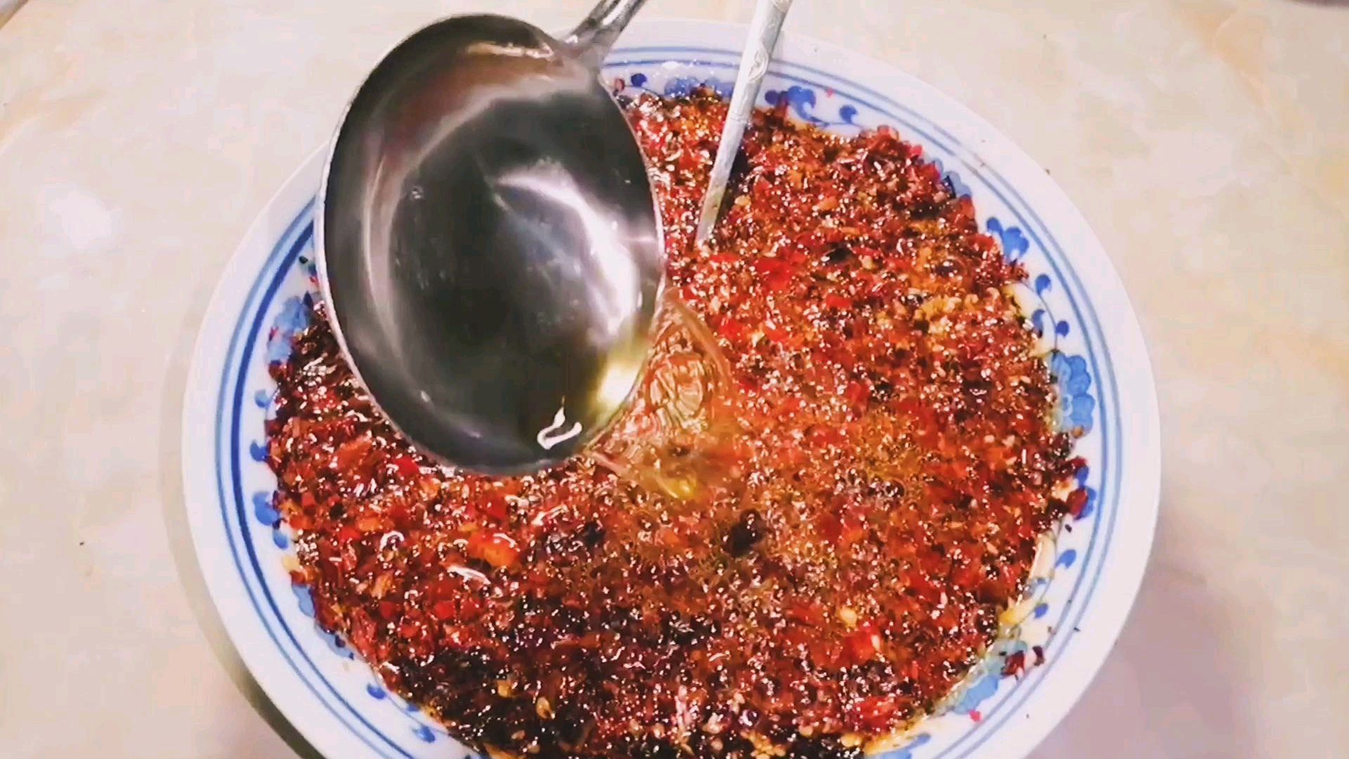 辣椒油不用去外面买,教您在家自己做,安全卫生又好吃,快收藏吧
