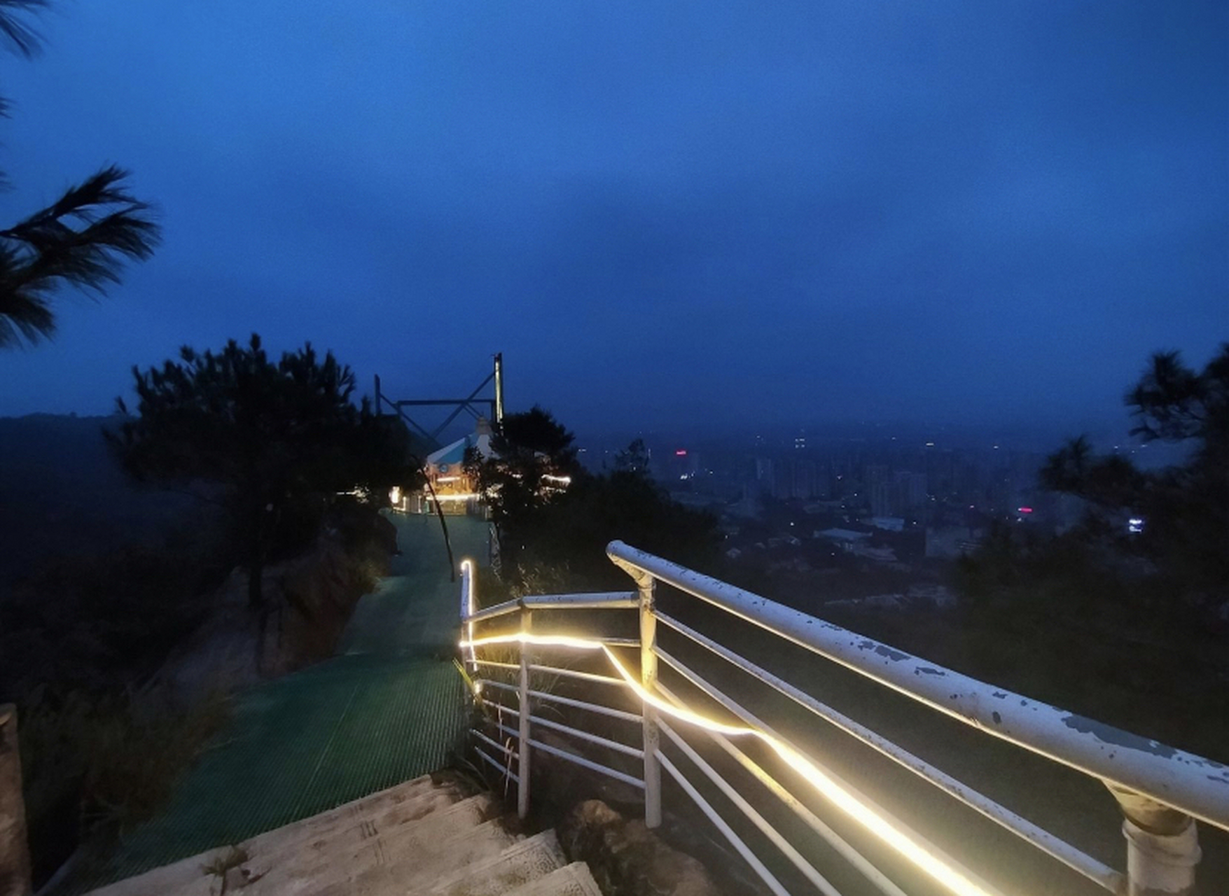 壹华里夜景公园是一个欣赏重庆夜景的绝佳去处,它位于南岸区南山街道