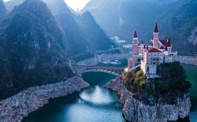 贵州的一座湖心城堡,号称中国的天鹅堡,十分恢弘大气