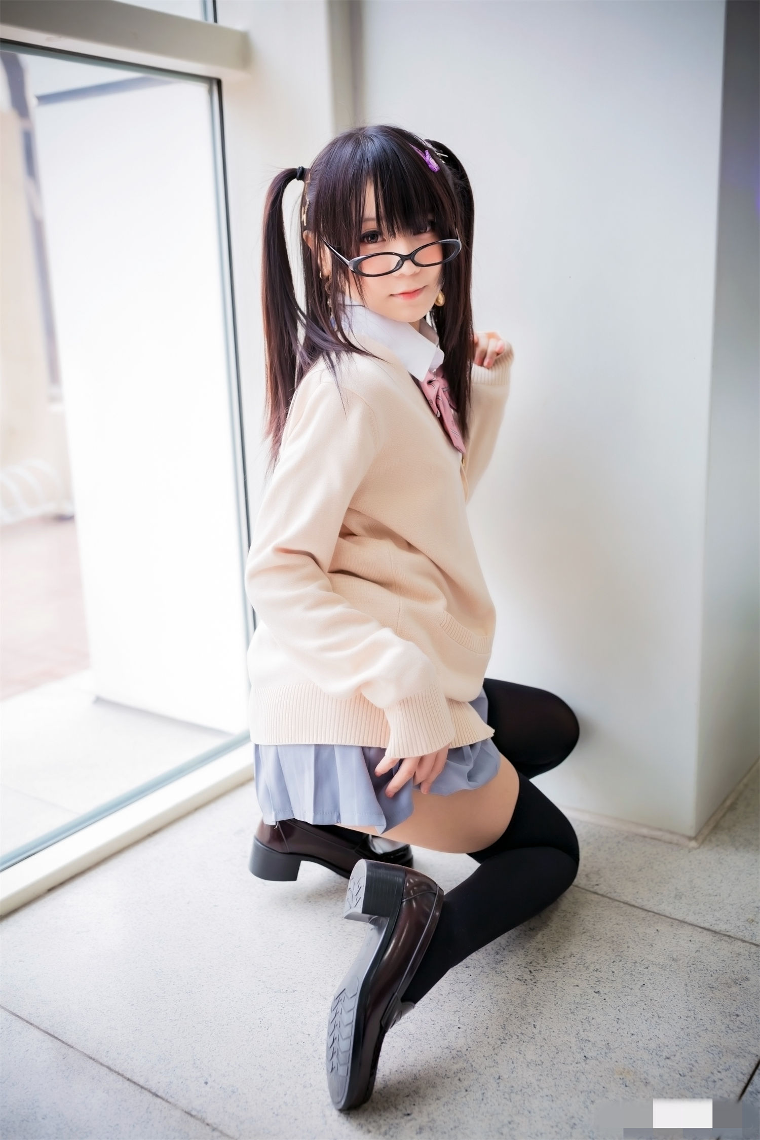 摇摇乐yoyo免费图片,可可爱爱的眼镜学生装少女 摇摇乐yoyo免费图片,可可爱爱的眼镜学生装少女