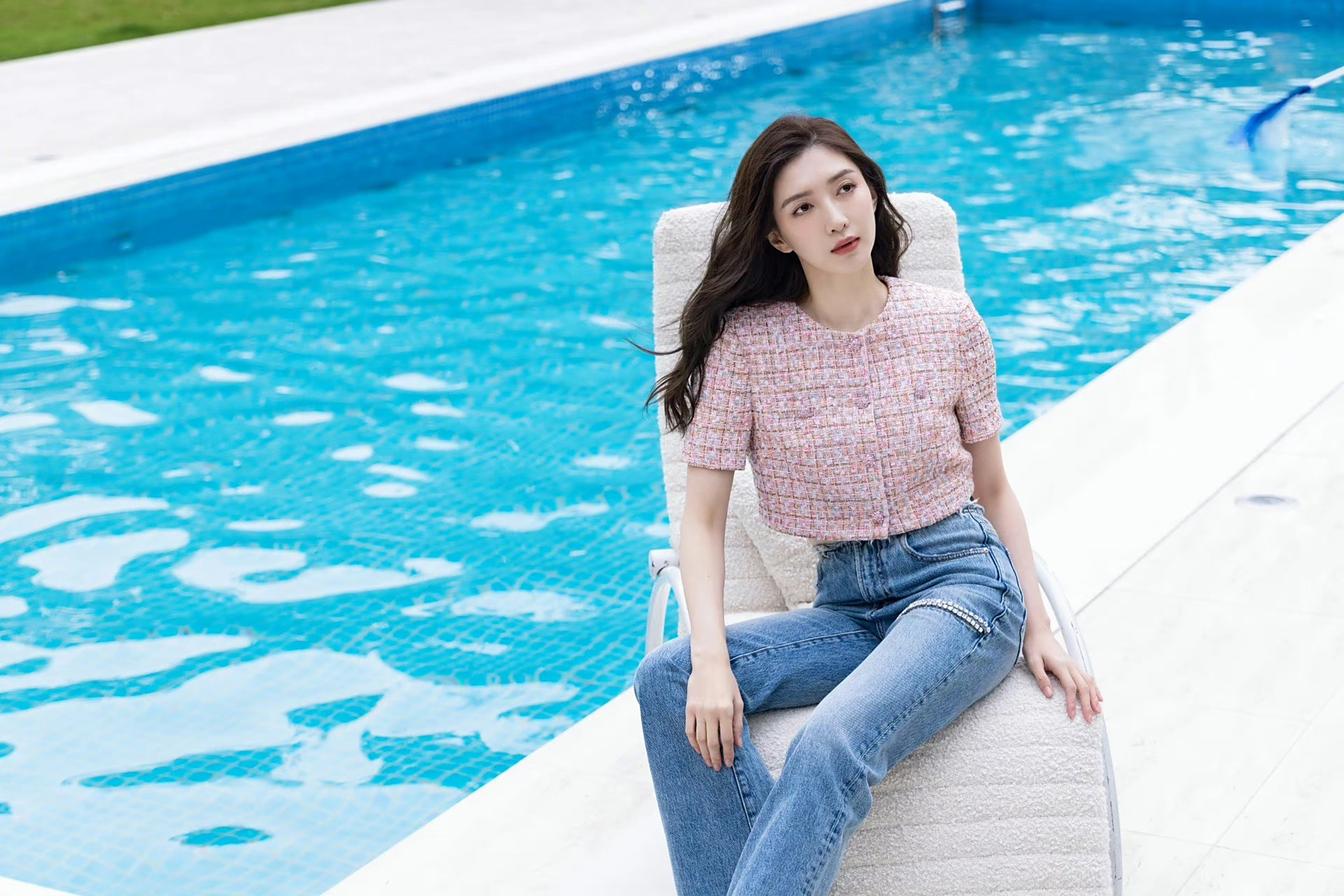 江疏影  牛仔裤高跟凉鞋  大长腿