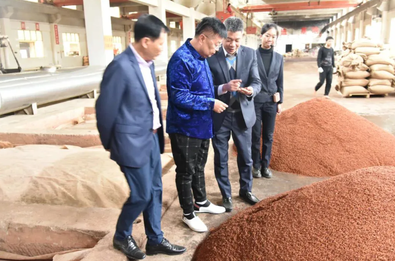 壶百年酒业余方强荣获"中国酒都酱香酒匠"