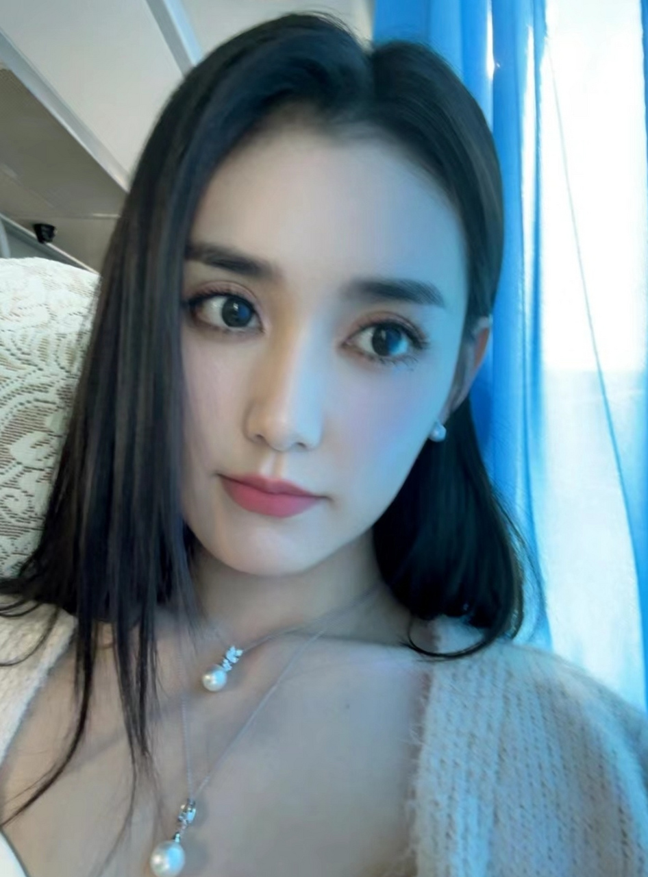 蒋依依晒自拍,眼睛变化好大,几个月没露面感觉气质变成熟不少,面相有