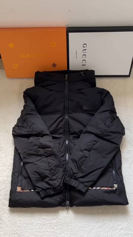 巴宝莉战马格纹羽绒服外套,典雅复古不失潮流魅力