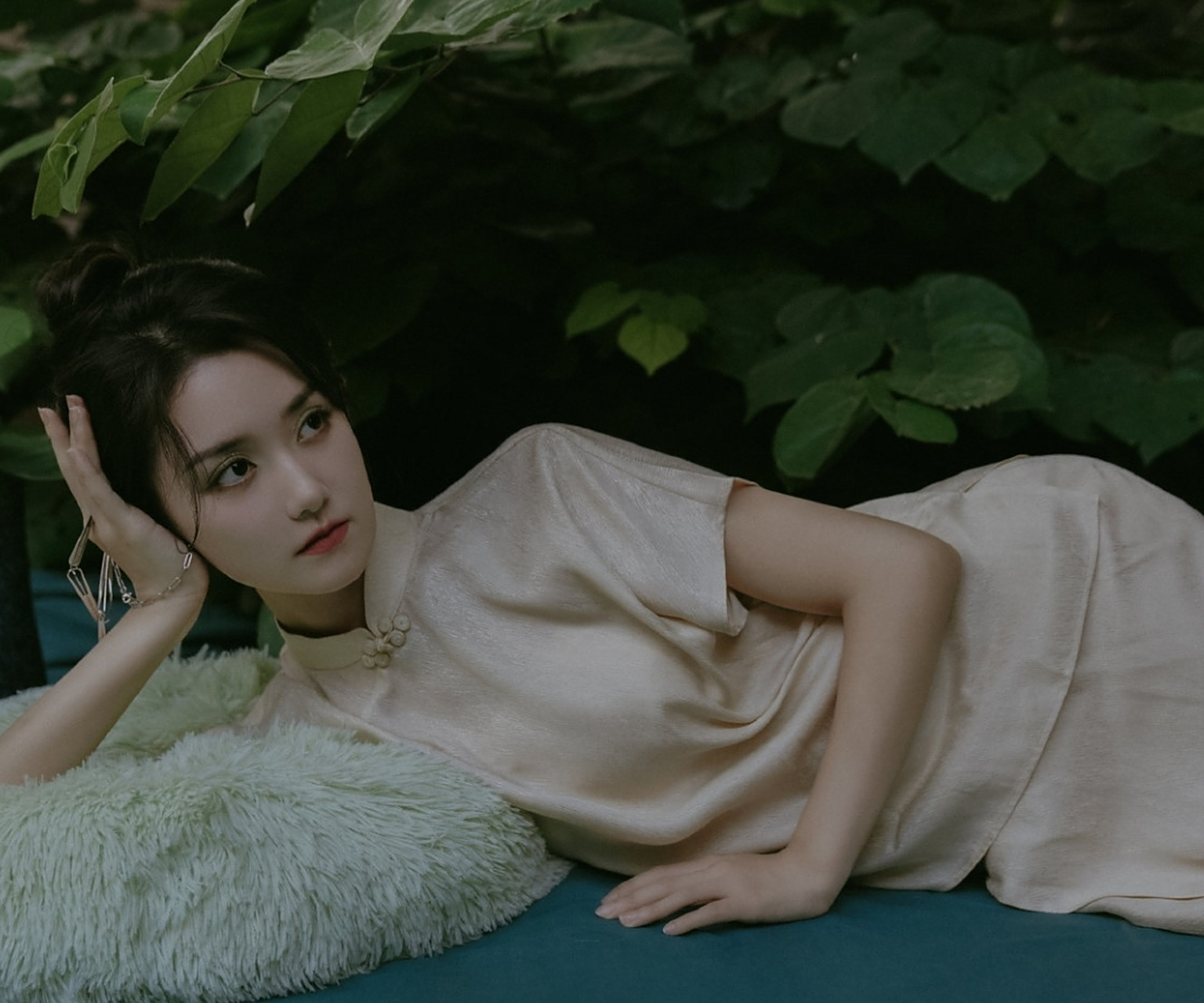 蒋依依拍的中式大片,穿上旗袍不就是现实版的千金大小姐?