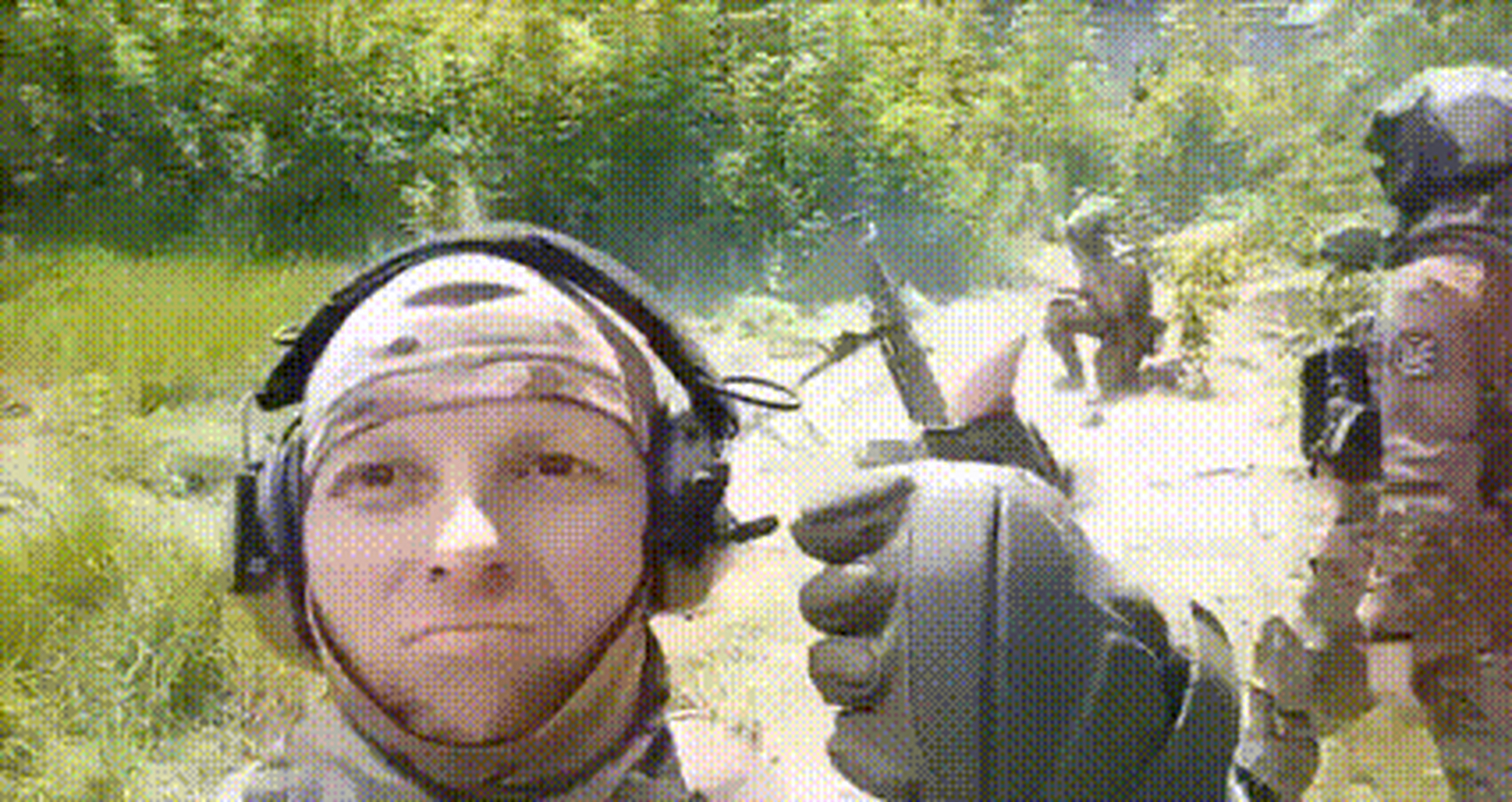 几个自由俄罗斯军团士兵刚刚完成一次炮击任务,表情看上去挺欢乐的.