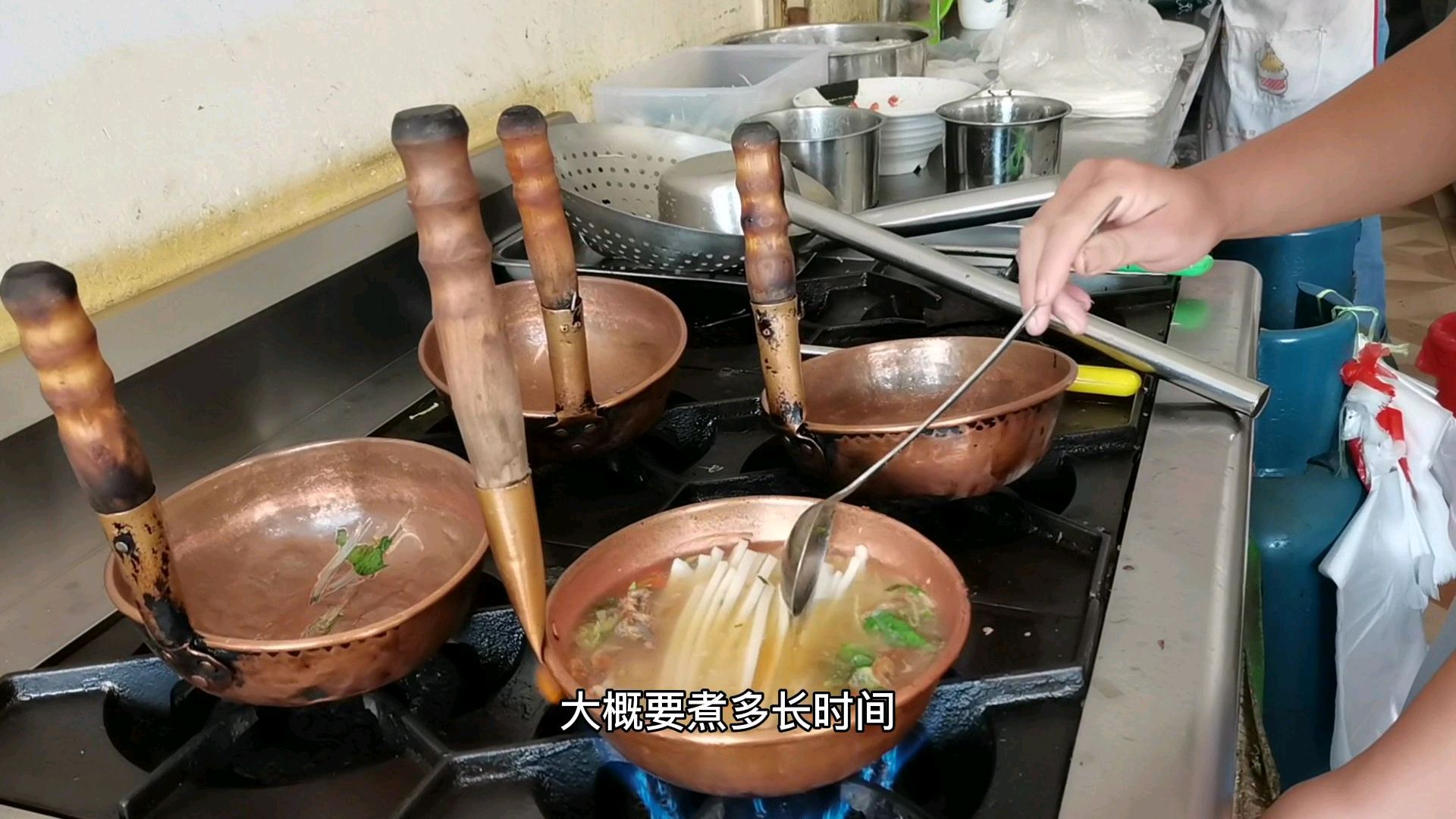 骑行穷游云南第十一天,来到丘北县彝族小乡,路边发现一特色小吃