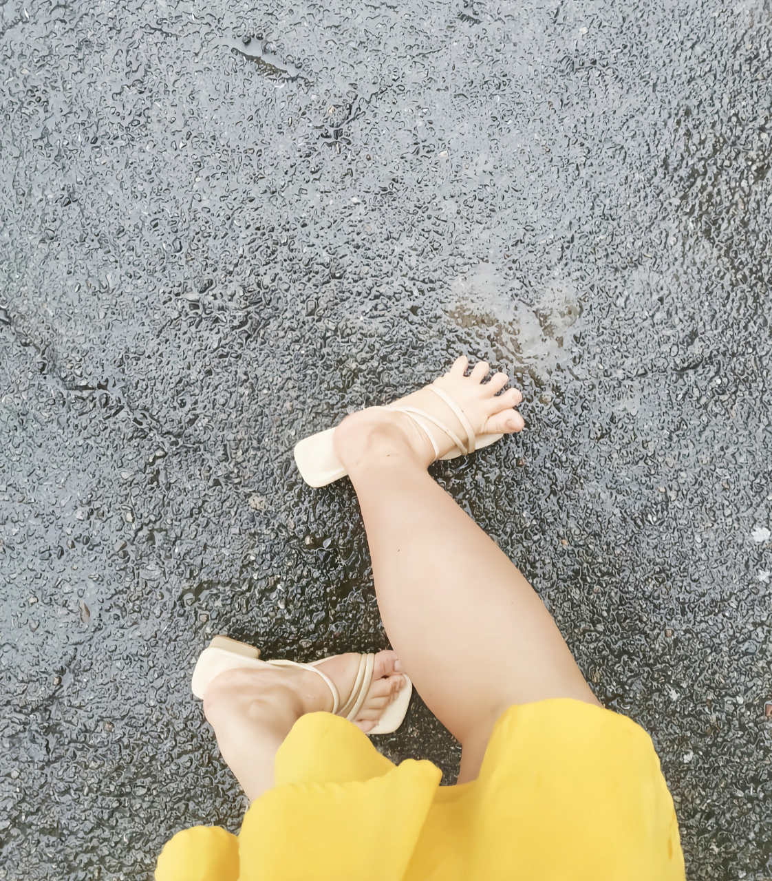 下雨天别穿这种光面凉鞋啊,否则就会出现"真·脚刹"