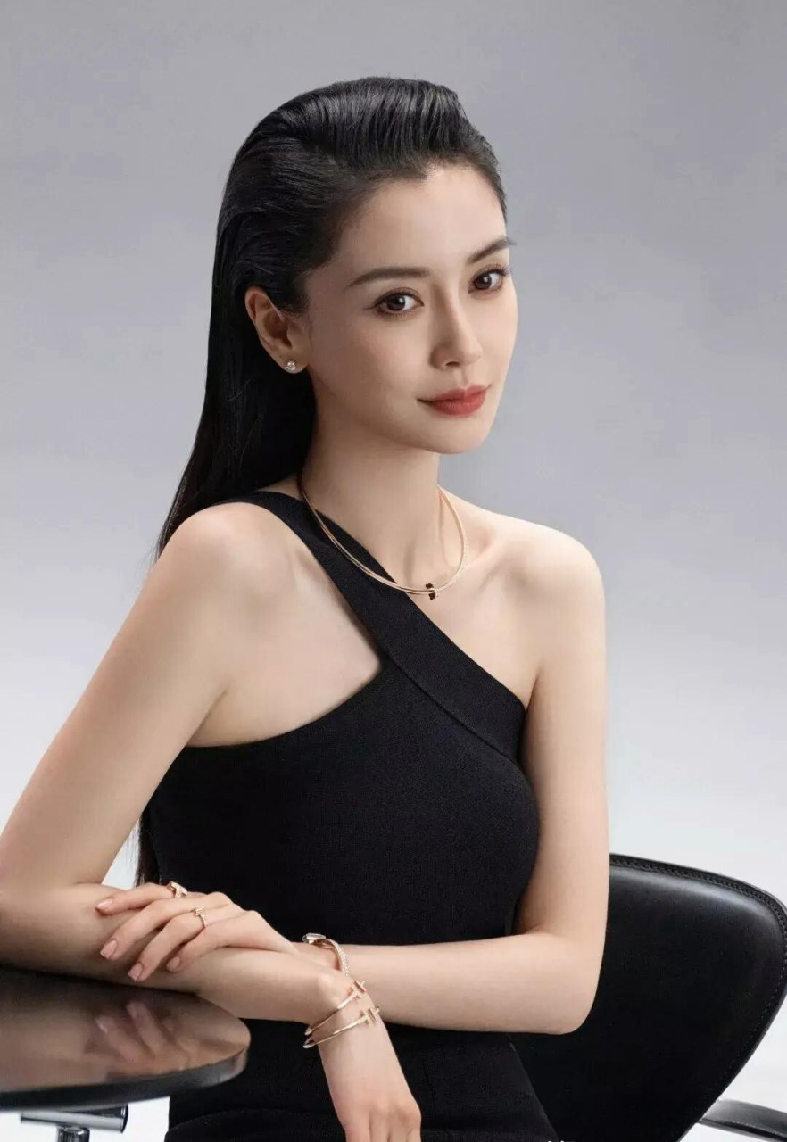 杨颖身穿黑色斜肩晚礼服长裙,简直是美得让人心动!