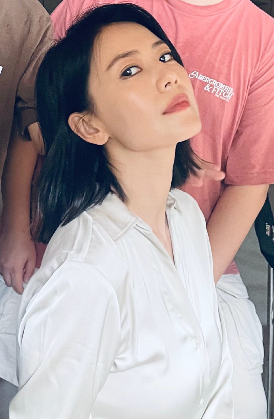 组图：高圆圆工作室晒工作生图白衣淡妆侧颜精致状态好