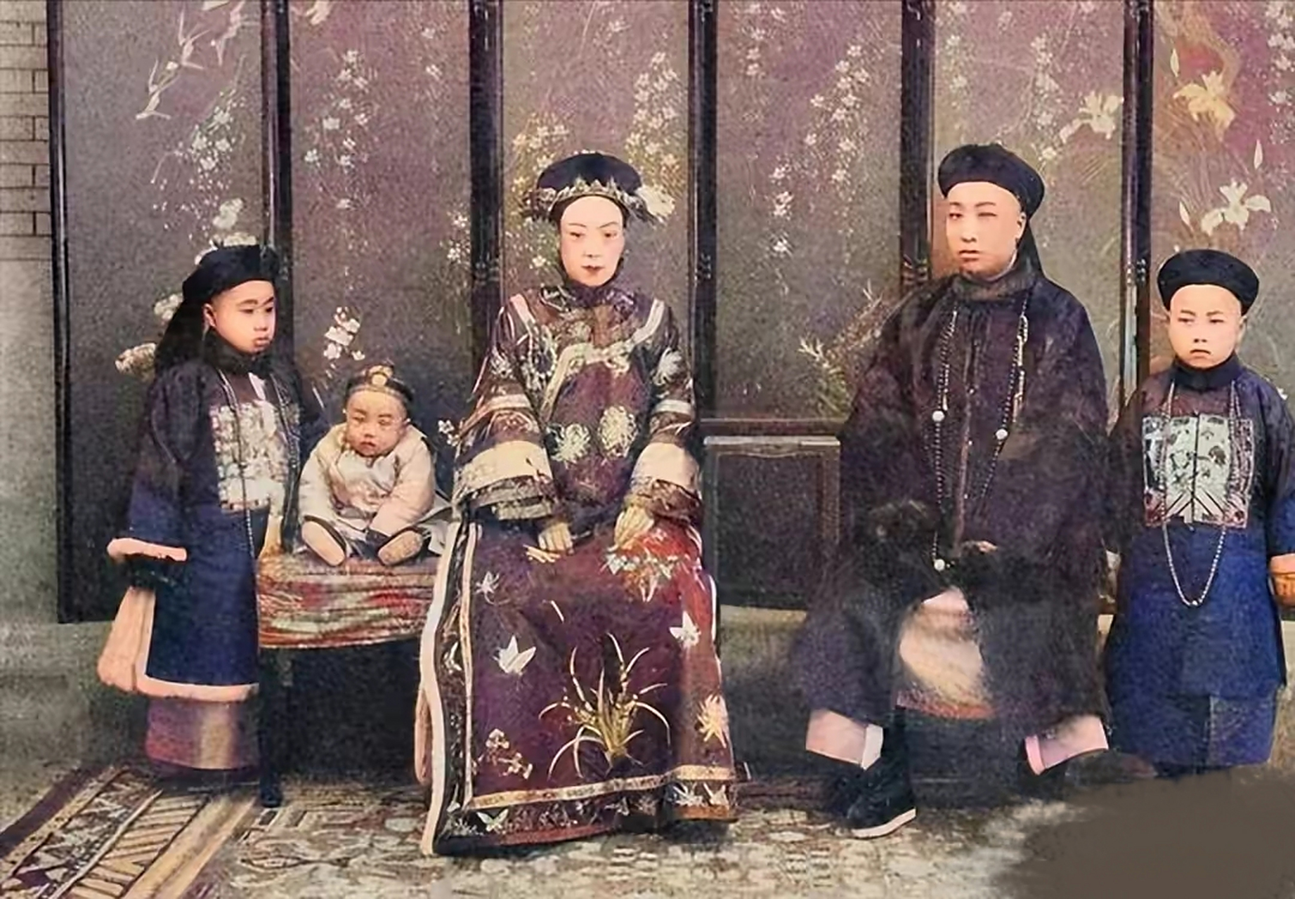 合照的这位是另一位夫人瓜尔佳氏,军机大臣荣禄的孙女.