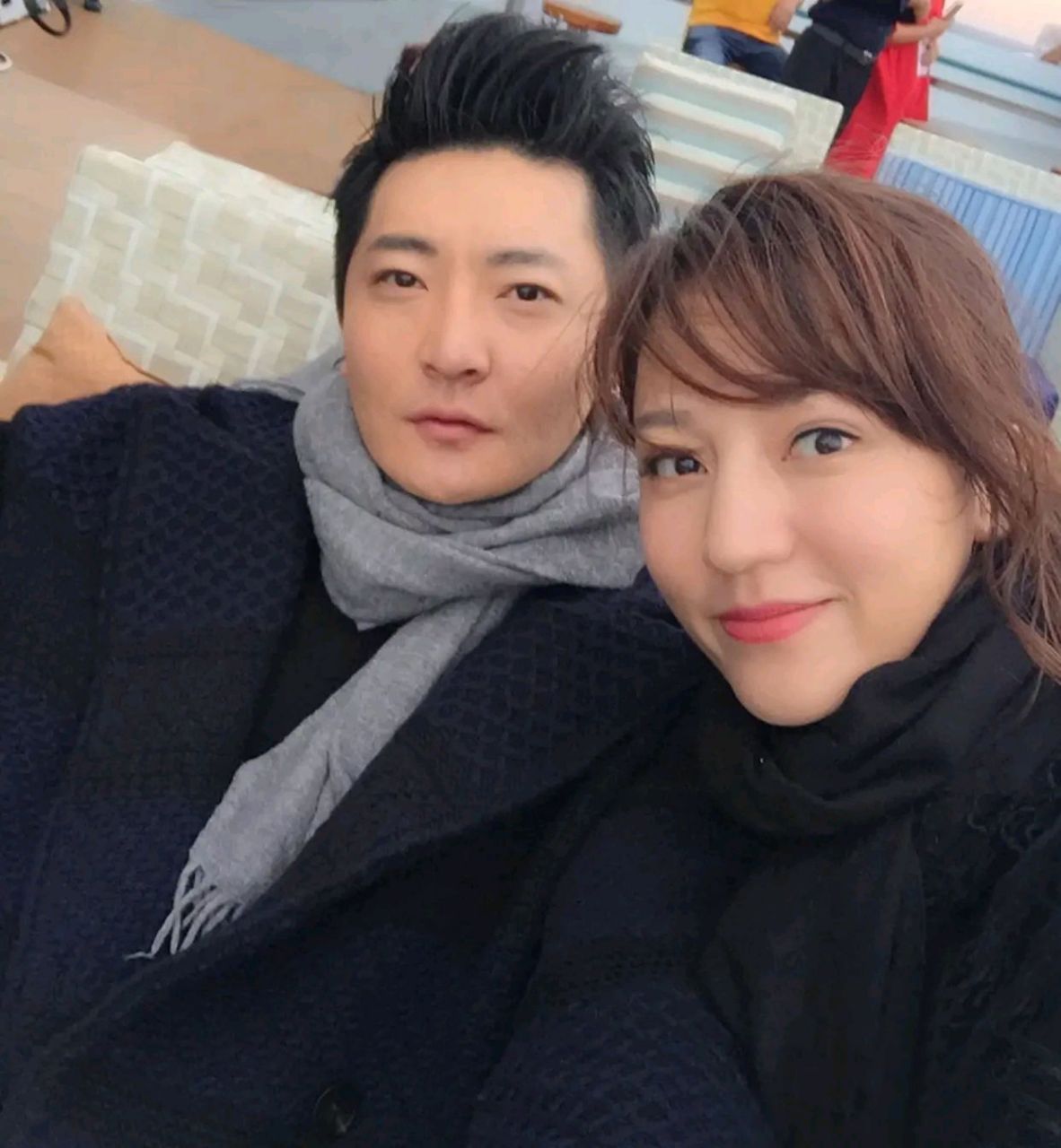 当年,陆毅娶了鲍蕾,郭京飞娶了妹妹鲍莉,两人去丈母娘家,刚进门