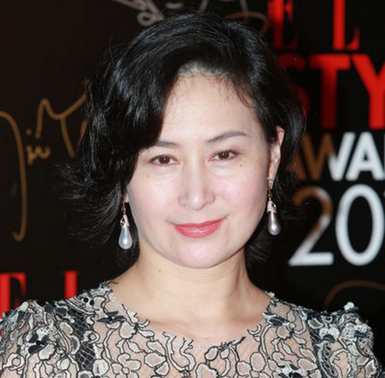 她是澳门赌王何鸿燊与二太蓝琼缨所生的女儿,曾留学美国,修读市场