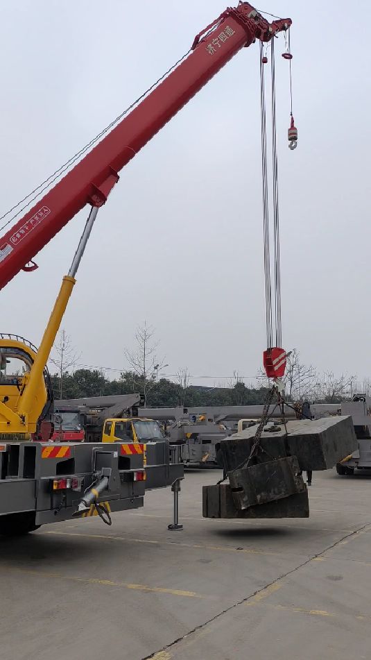 16吨汽车吊侧面侧后吊16吨,中心无线回转-度小视