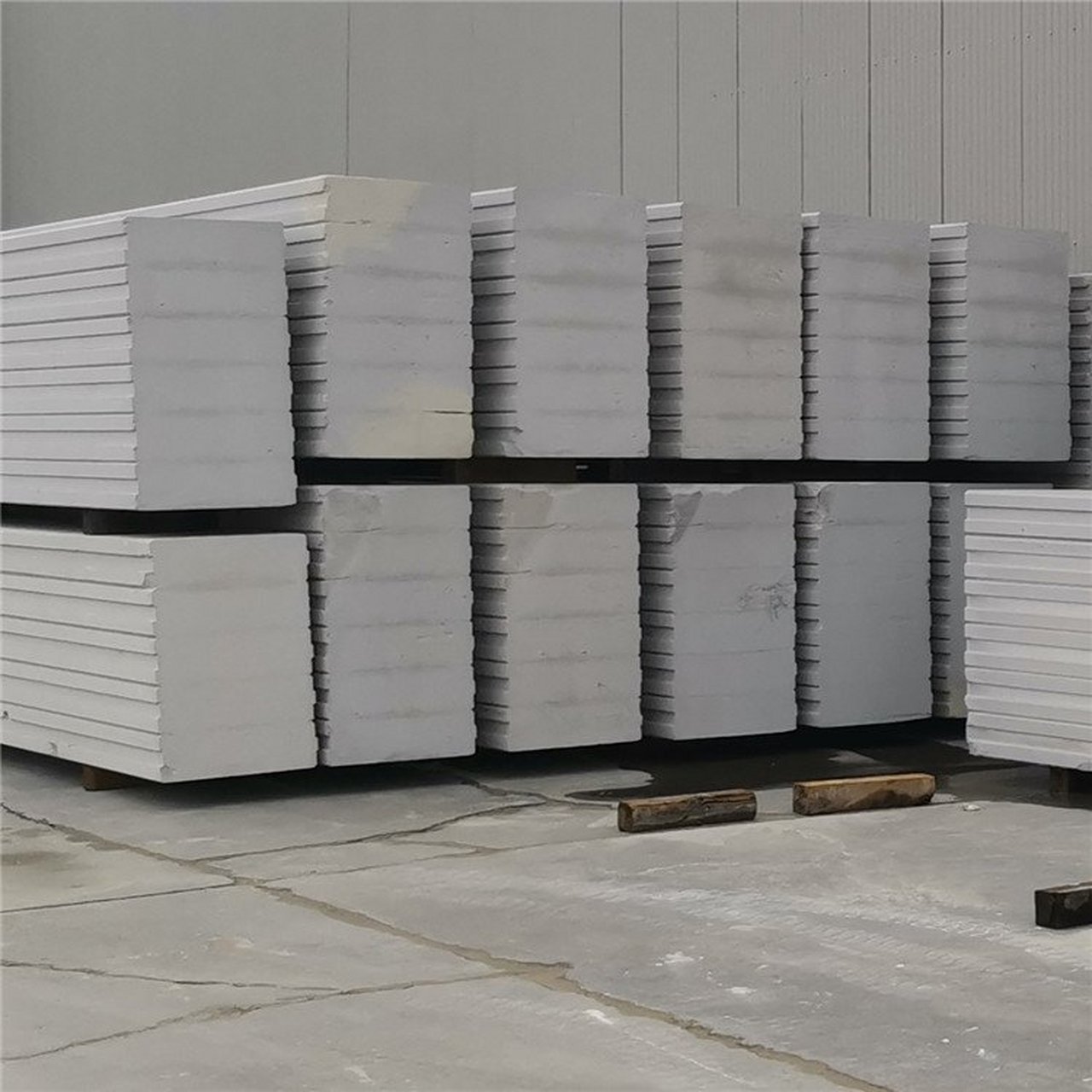 蒸汽加气混凝土楼板是一种高效,环保,节能的建筑材料,具有重量轻,强度