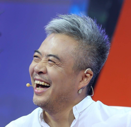 天啊,央视的这些男主持头发怎么都白了