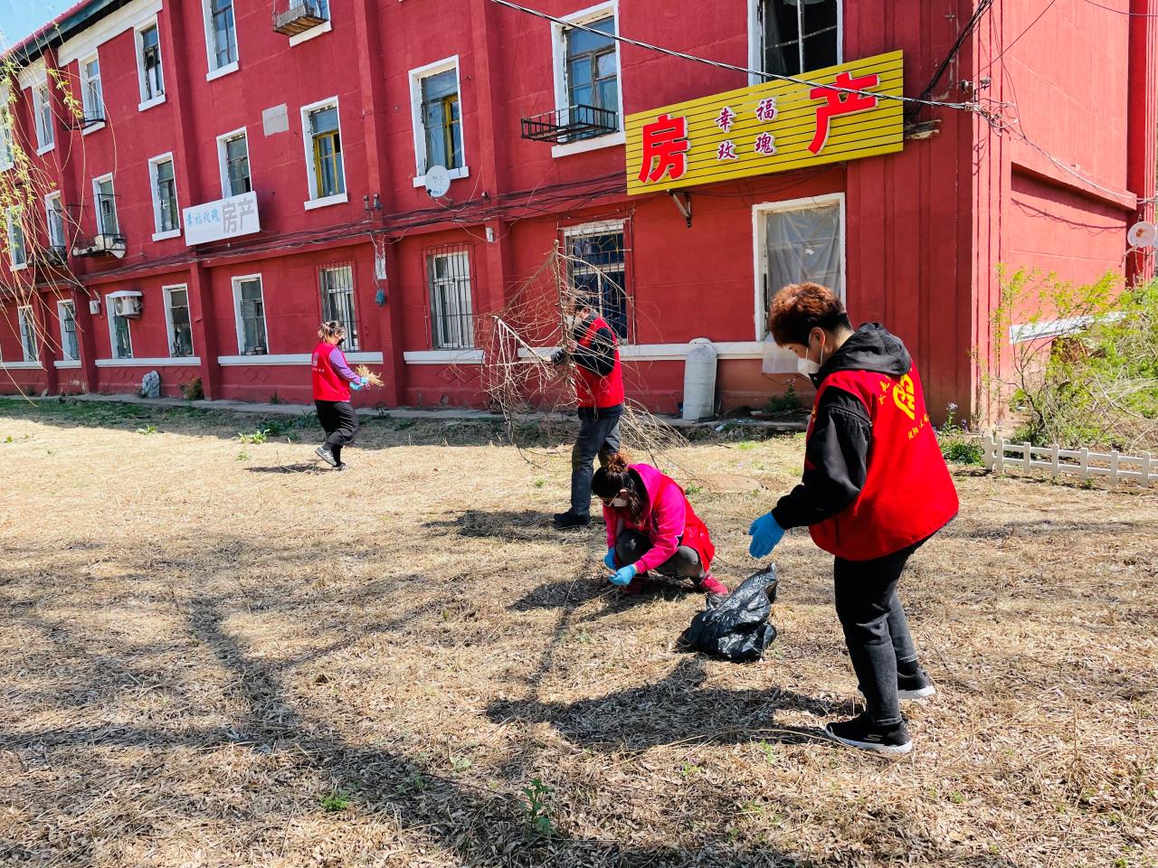 皇姑区三台子街道开展"抗击疫情 清洁沈阳"清洁绿地环境活动