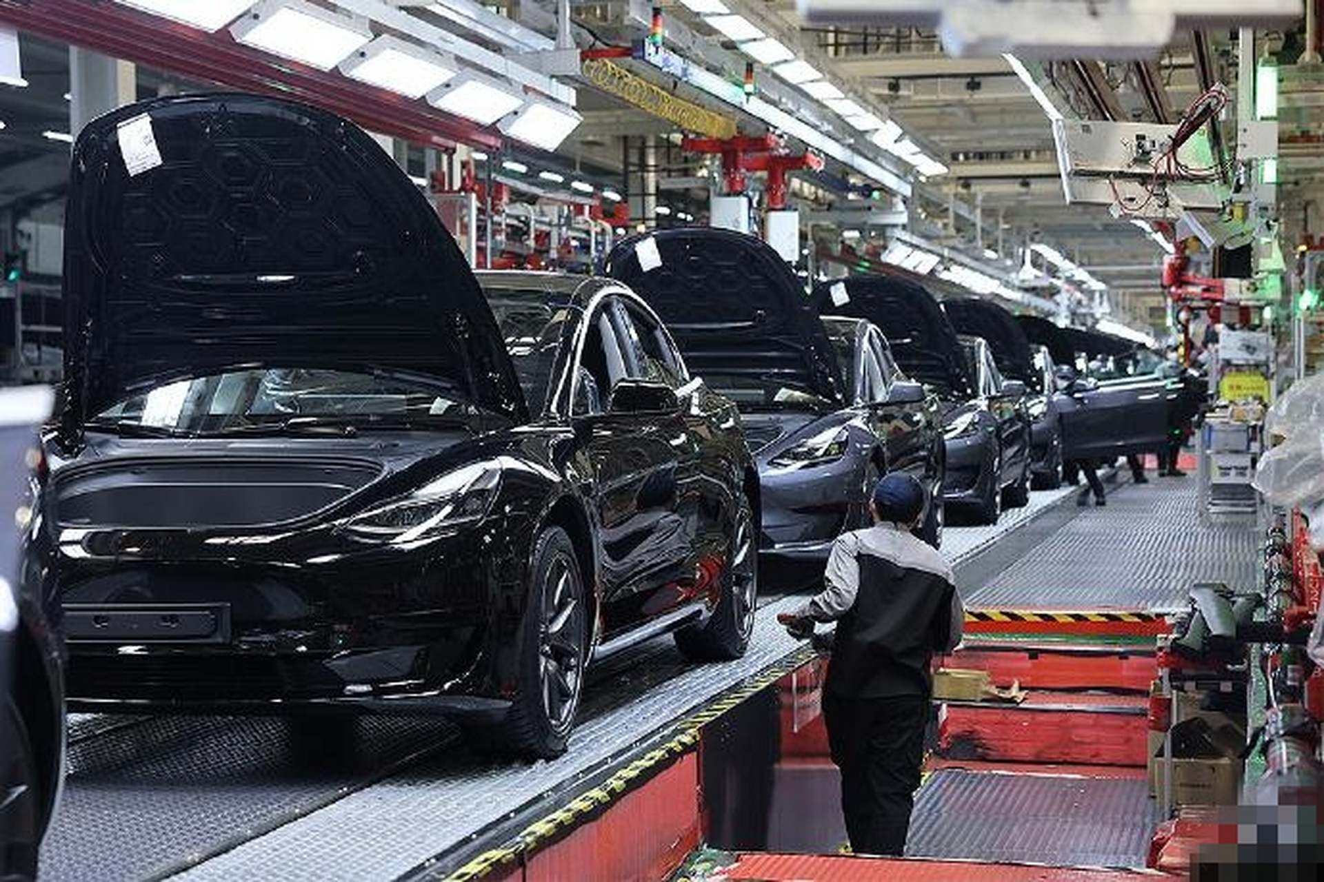 特斯拉中国工厂普通工人月薪约1万元 超心动! 特斯拉工作人员透露,一