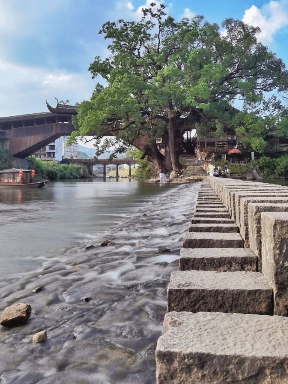泰顺古镇位于浙江最南端,西北与景宁县接壤;东北连文成,苍南,直达温州