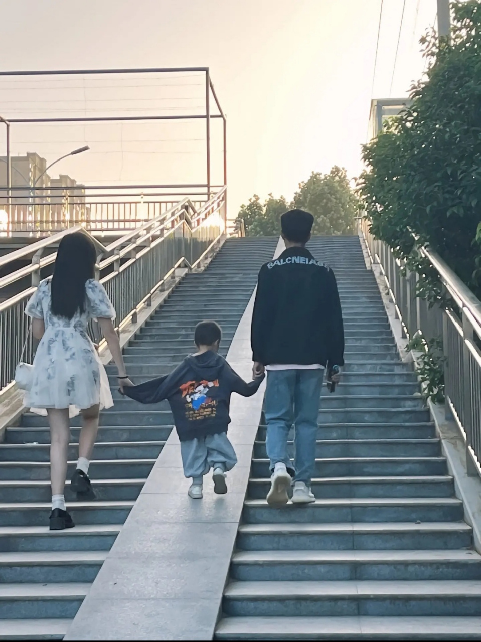 很喜欢杨绛女士说的一句话:"我从不后悔对任何一个人好,哪怕是看错人