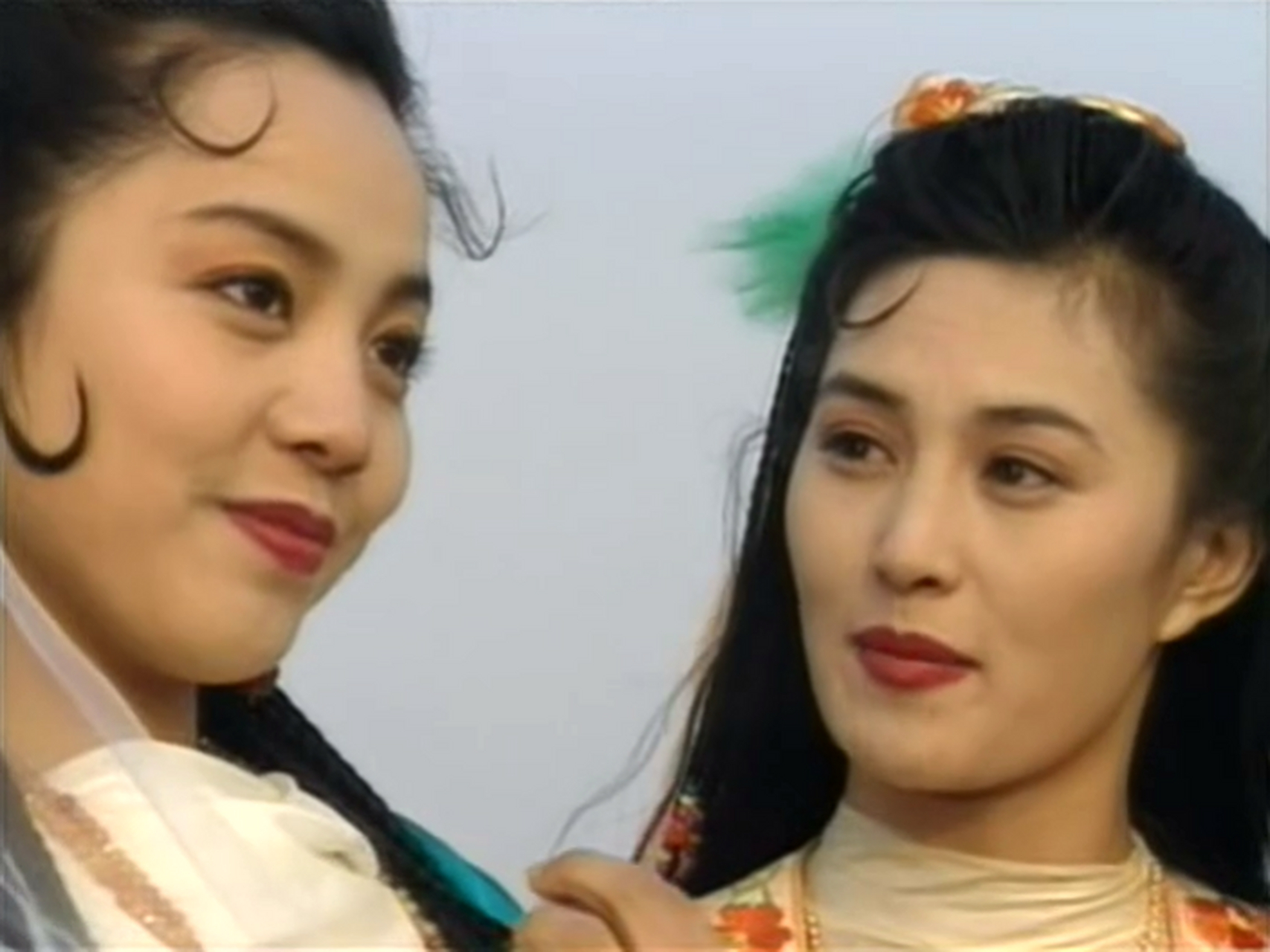 《甄嬛传》里的敬妃,原是黄海冰版《书剑恩仇录》里,倾国倾城的香香