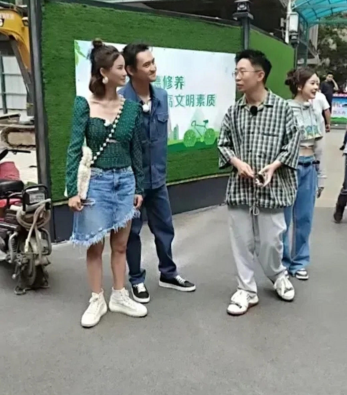 张歆艺官方身高一米七,袁弘一米八二. 估计杨迪一米七左右吧.