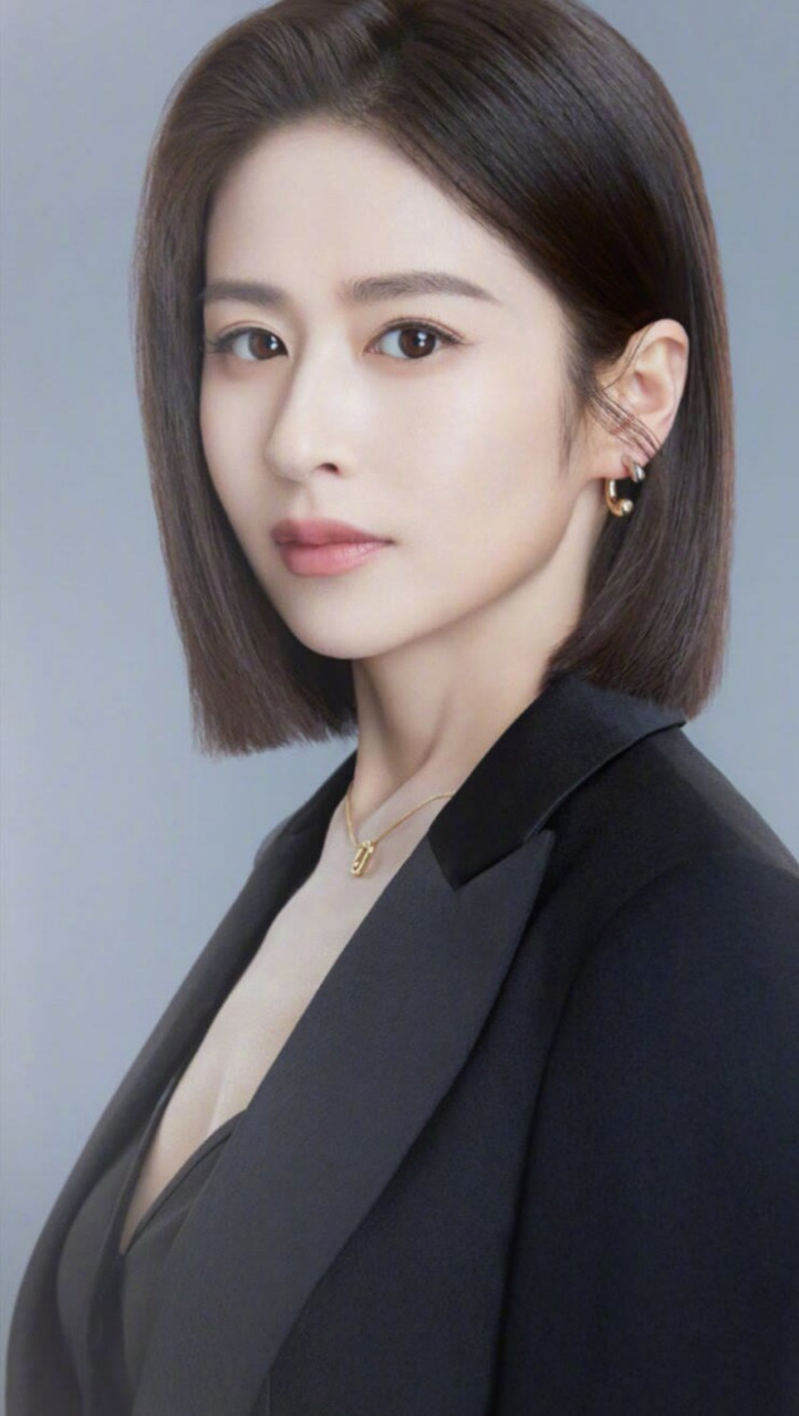 颖儿原名刘颖,出生于湖南省常德市,毕业于中央戏剧学院,中国内地女