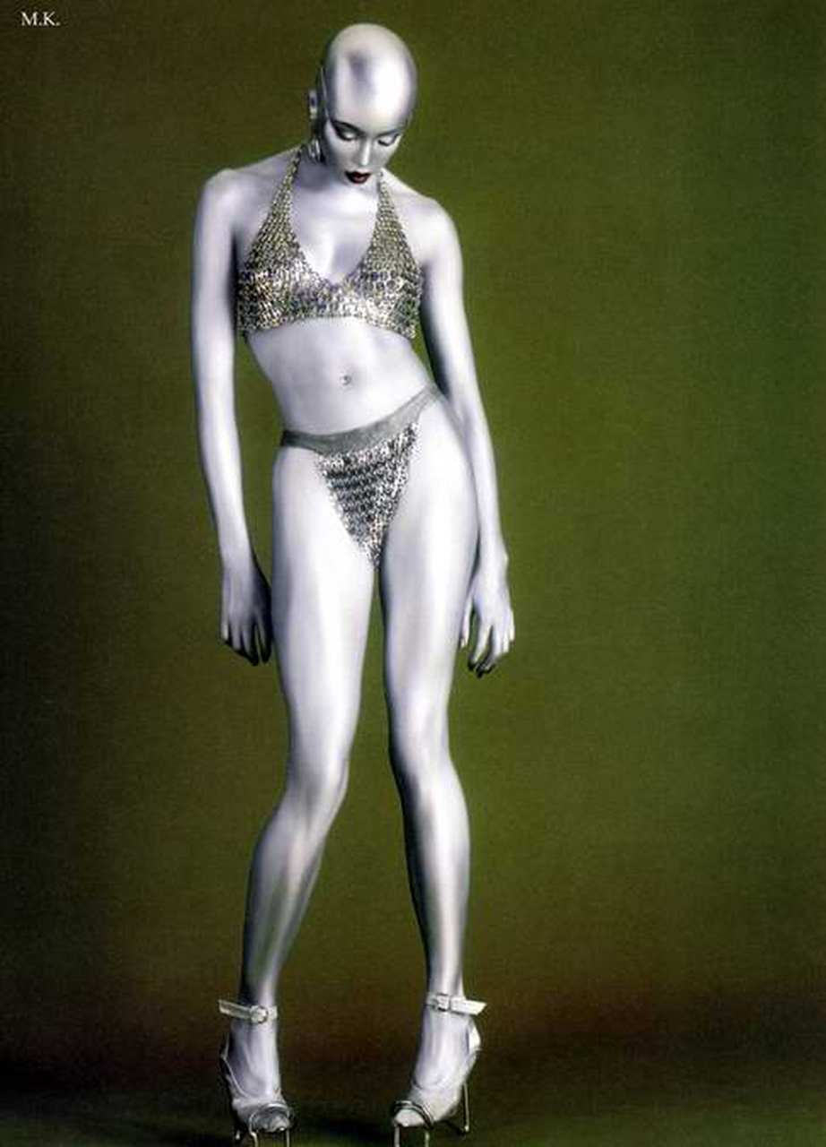 英国超模"黑珍珠"娜奥米·坎贝尔(naomi campbell)的外星人装束.