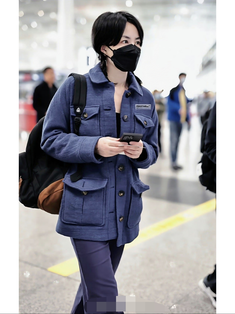 王菲近期两组机场私服,jansport这个牌子的双肩背包,菲姐这些年总背