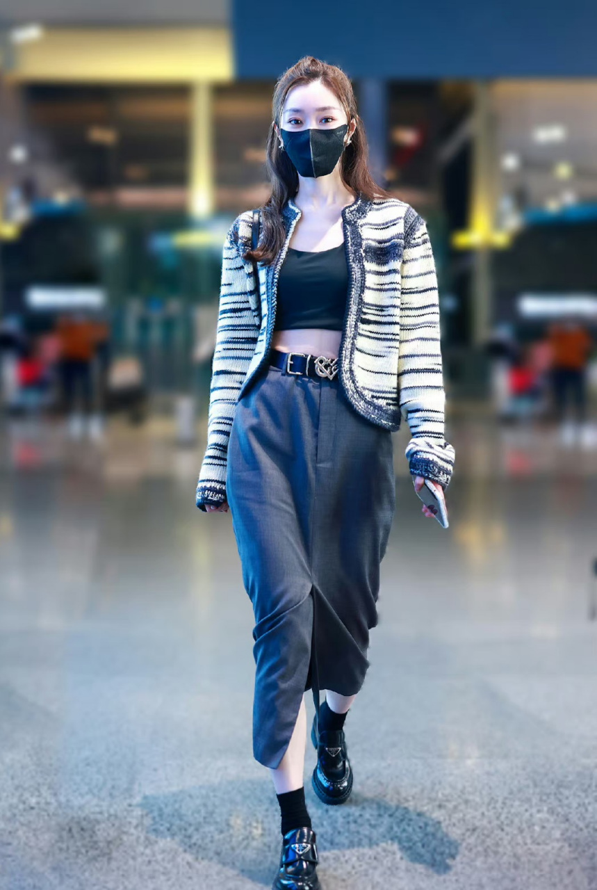 当红小花宋轶#宋轶# 最新的机场私服路透,穿斑马纹小香风开衫内搭黑色