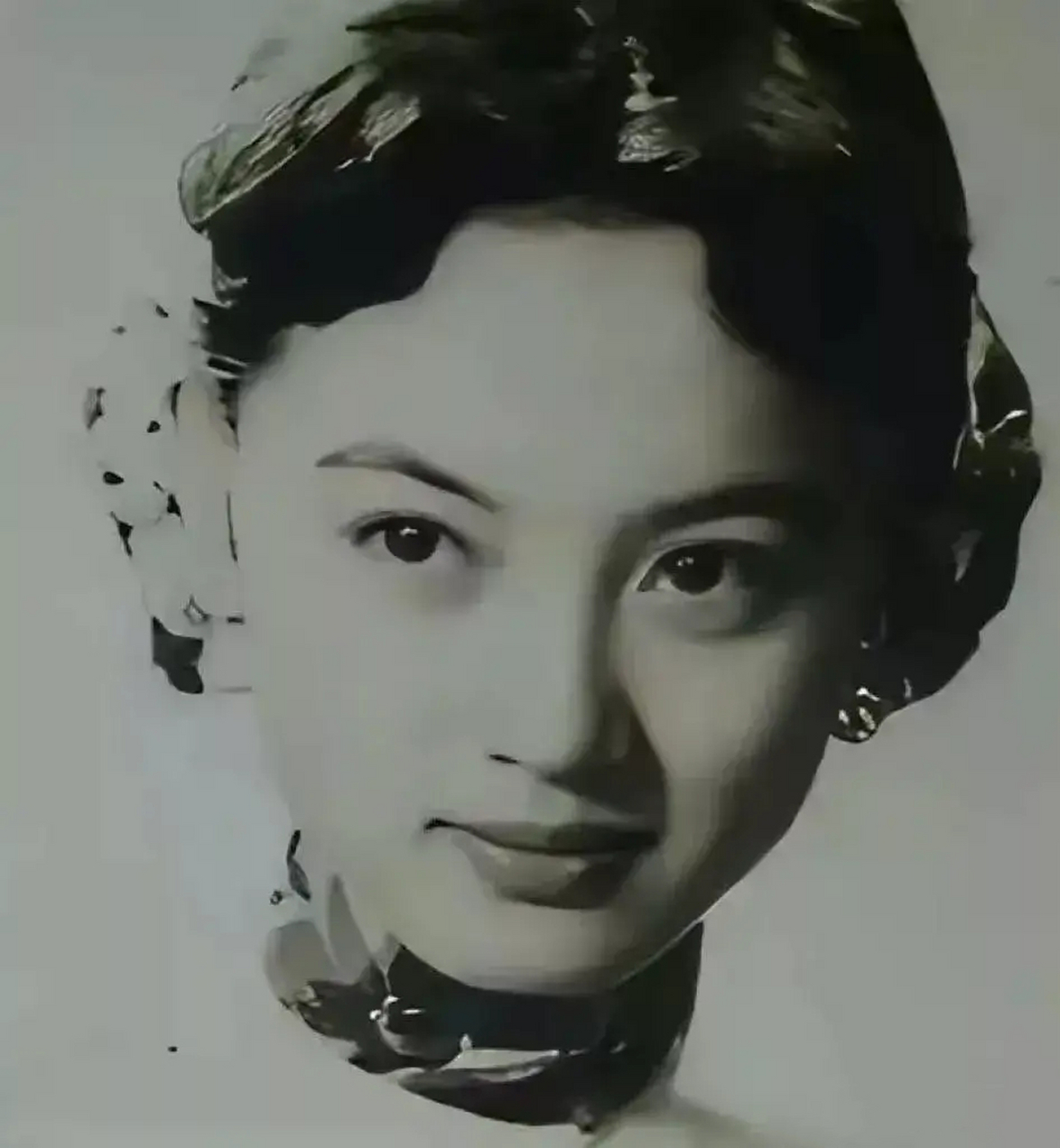 民国老照片:这位眉目如画,眼如水杏,有着倾国之姿的妇人名叫钱秀芬.