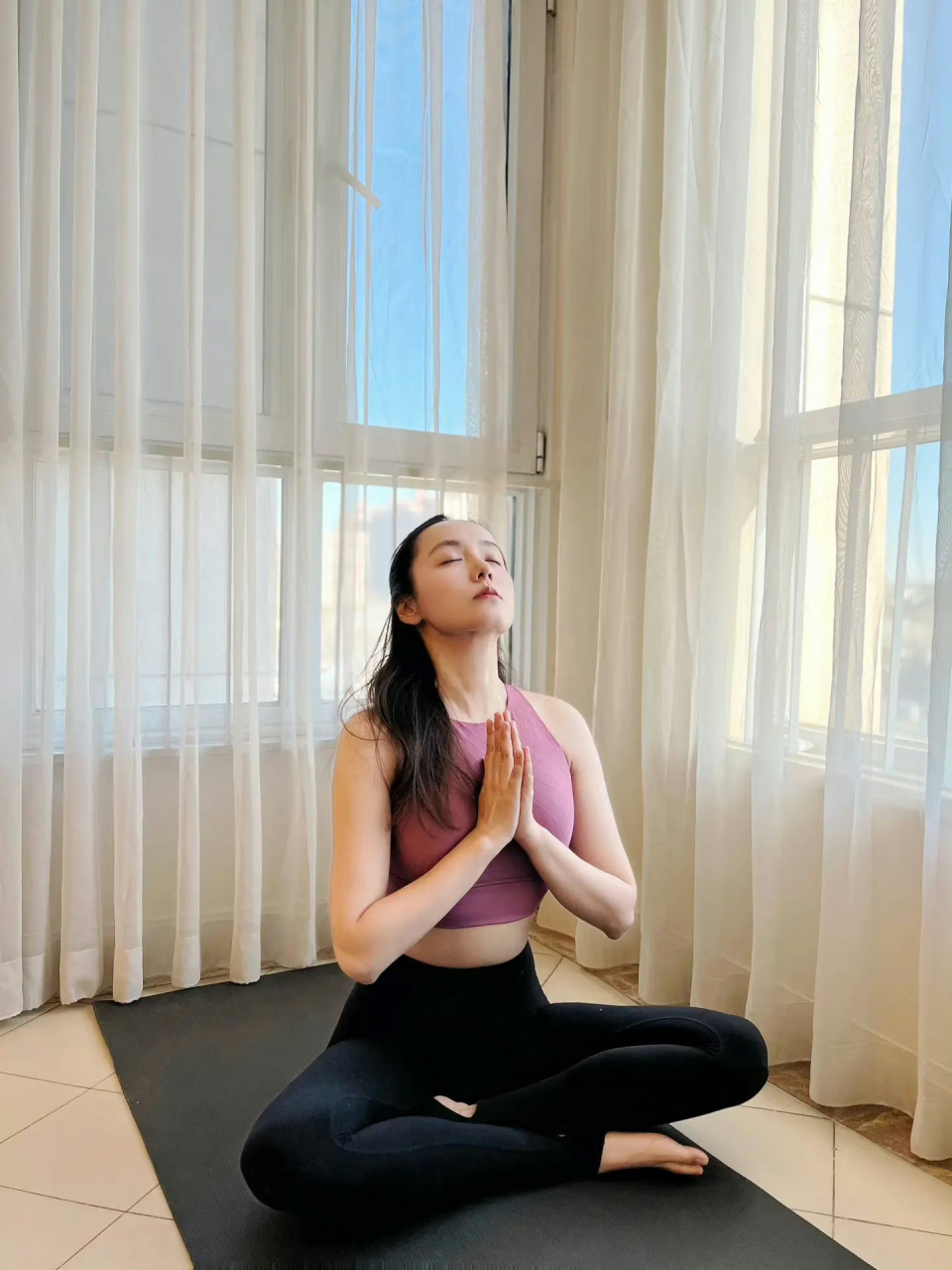 吕一光脚丫练习瑜伽,完美展现小蛮腰和修长的美腿,让人沉醉