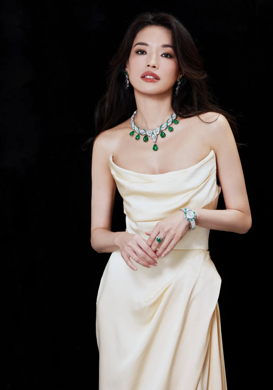 百度秋冬打卡挑战赛# 女神舒淇,身着白色抹胸礼服,性感妩媚,让人匙眄