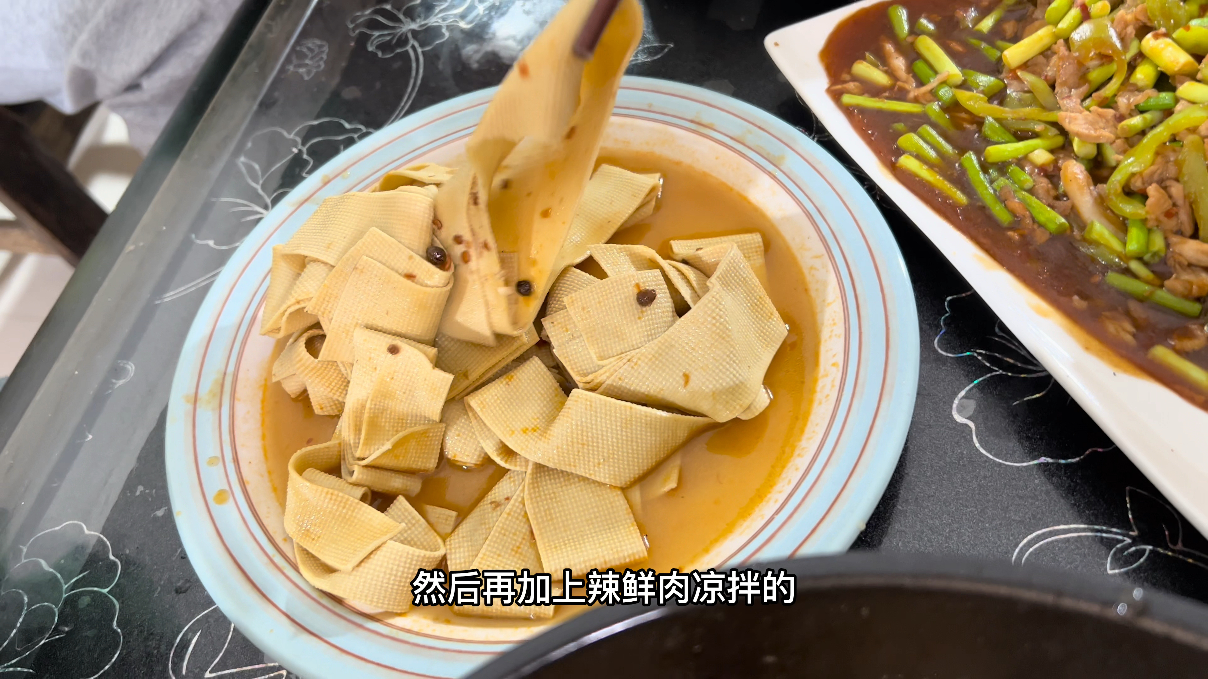 女儿有点胖,吃了地道减肥餐,没想到水煮豆腐皮上桌1分钟就光盘