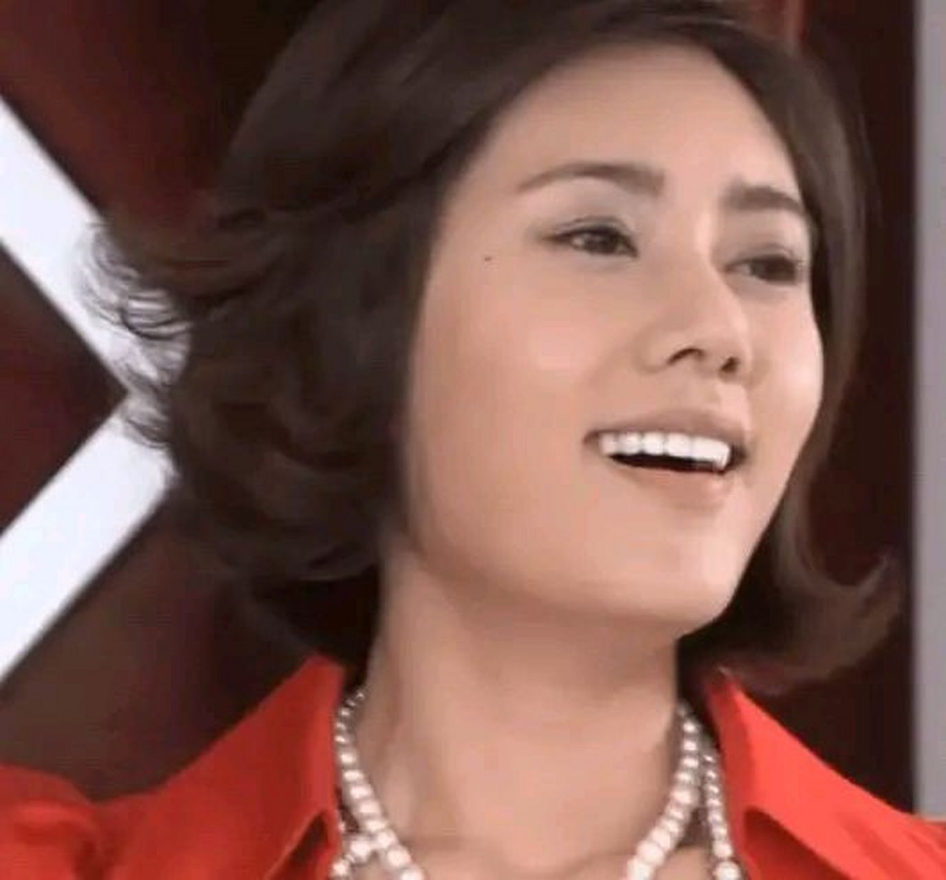 品如和艾莉的世纪拥抱, 围观的姐姐们都在欢呼鼓掌!