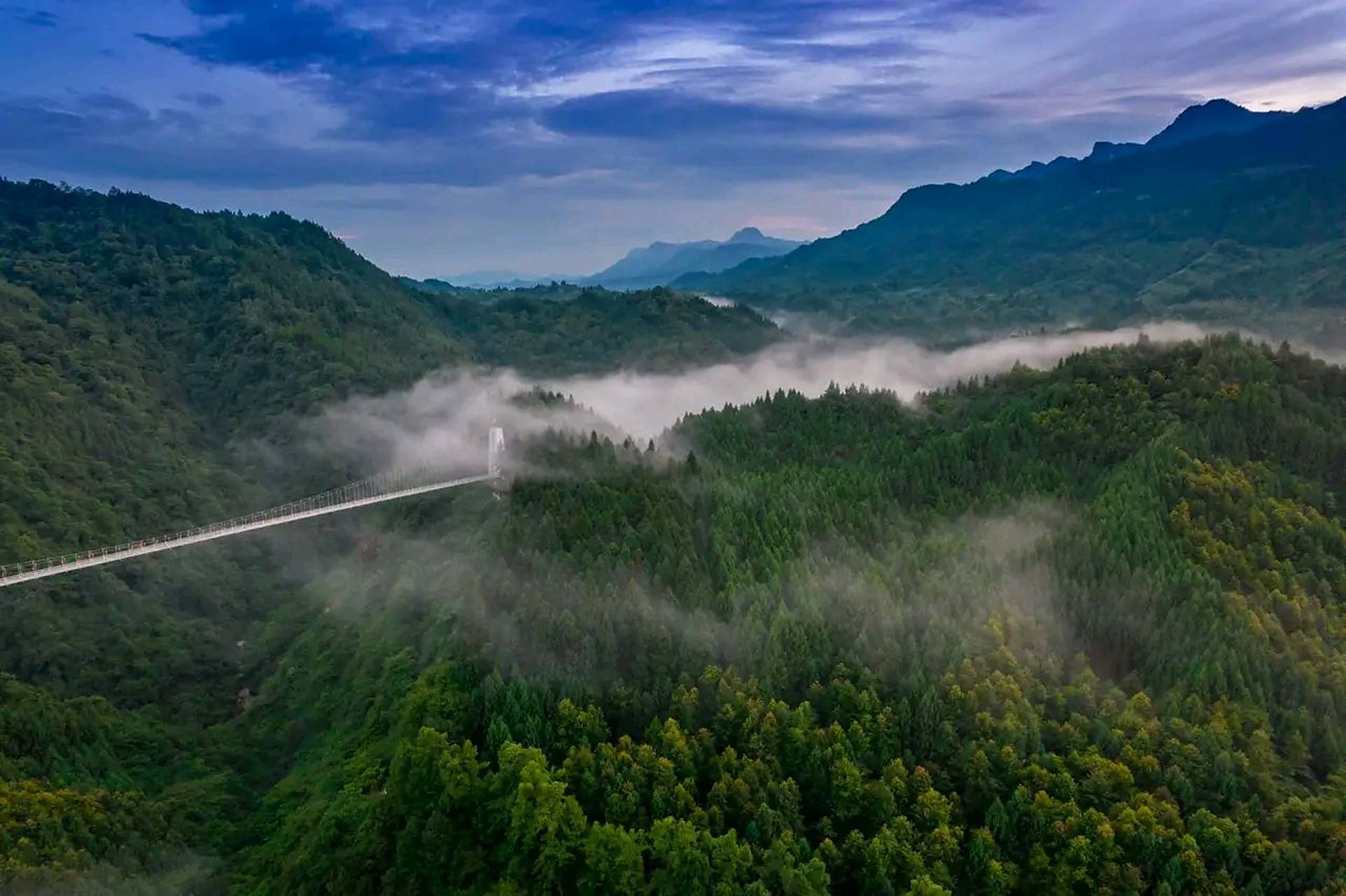 邛崃南宝山,距离成都2小时的避暑胜地.夏天平均气温20多度,非常凉爽.