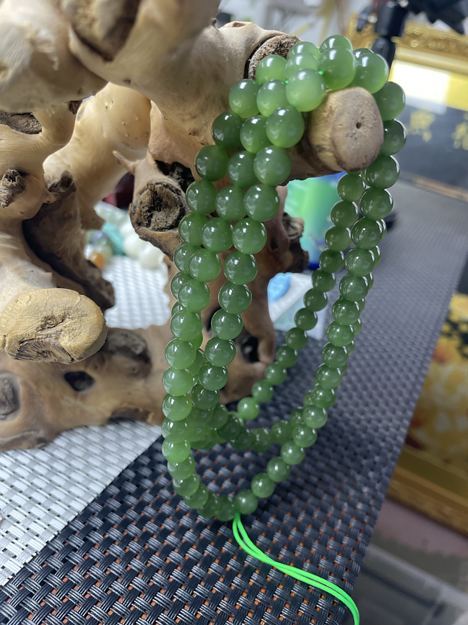 精品和田玉碧玉冰底猫眼圆珠108项链,肉质细腻油润,颗颗转色起荧光