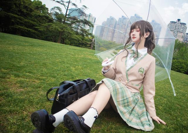 明星的jk造型大比拼?杨超越娇憨,鞠婧祎性感最仙的还是她