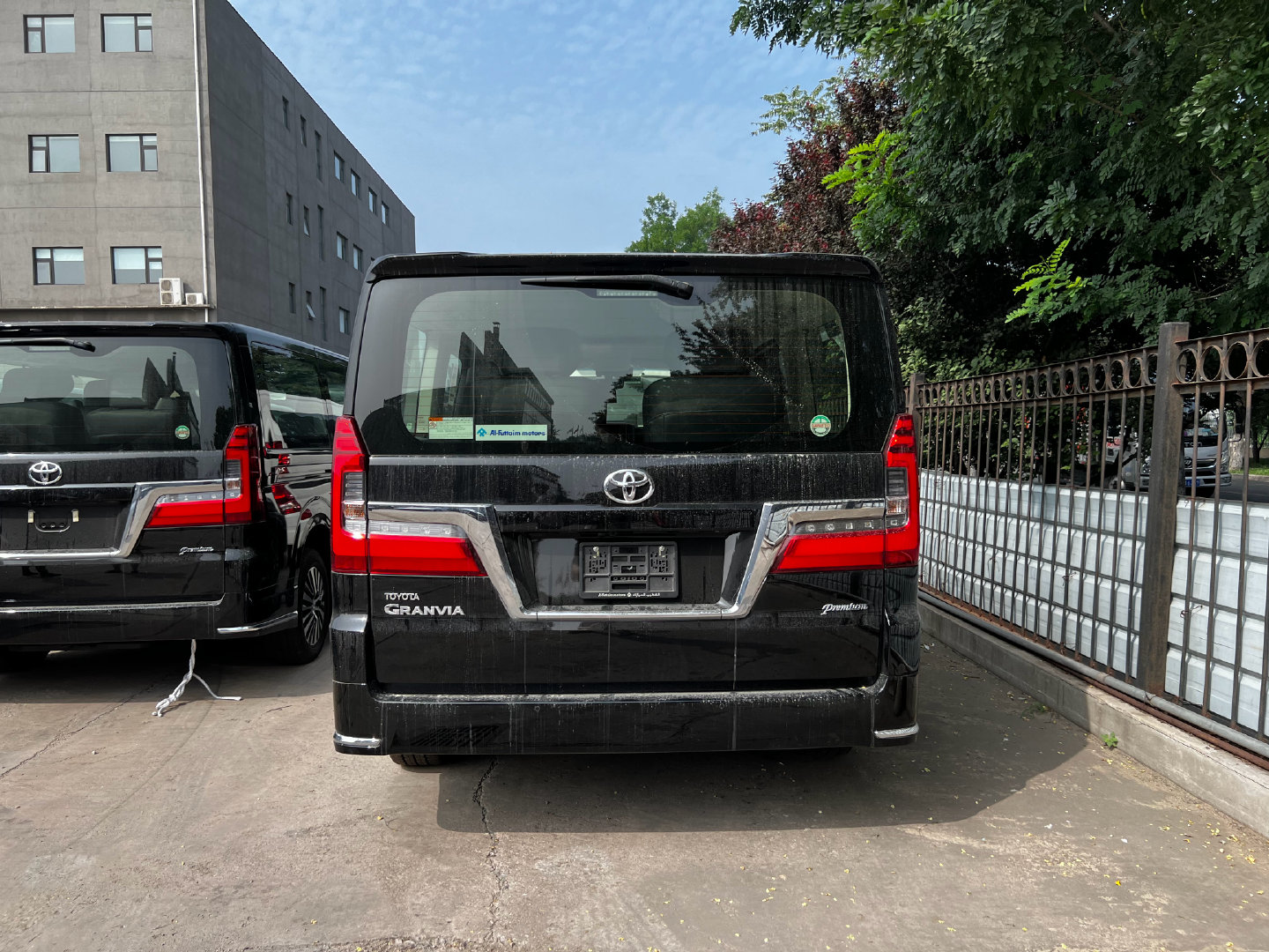 丰田海狮大面包港口实拍,气场强大,v6 侧滑门,酷黑外观更霸气