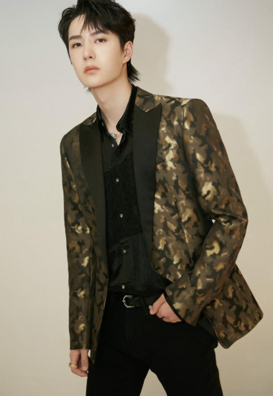 张哲瀚《维和警察》肤色升级,合照下意识动作好评