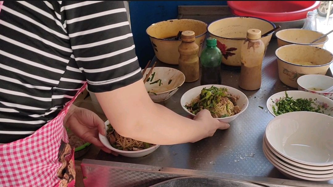 镇江小伙恰饭系列:一碗宝堰干拌面配上一碗特色肚肺汤,太美了!